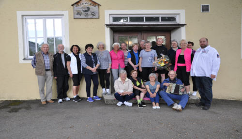 GYM-Truppe vor unserer Turnhalle im Mai 2017